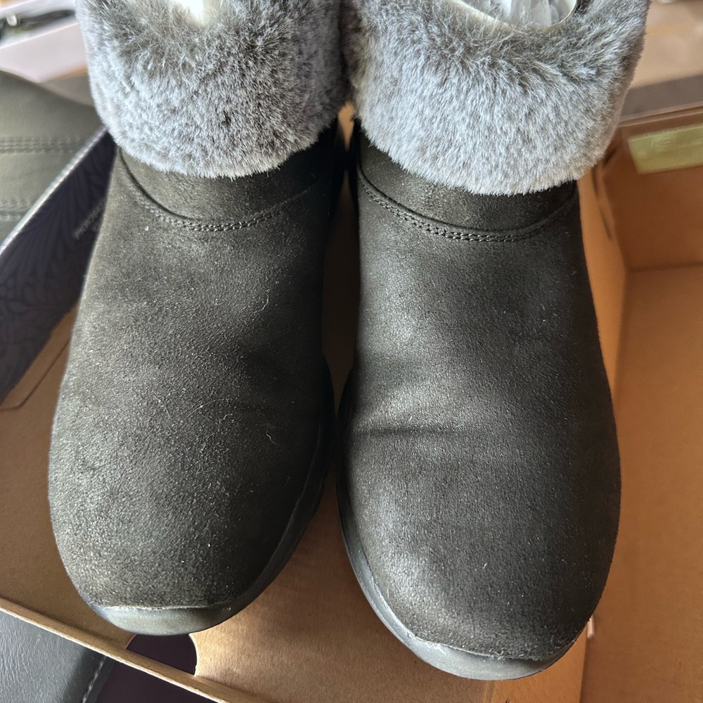 Skechers On the Go Joy size 9 Black Suede Boots with Gray Fur Trim
